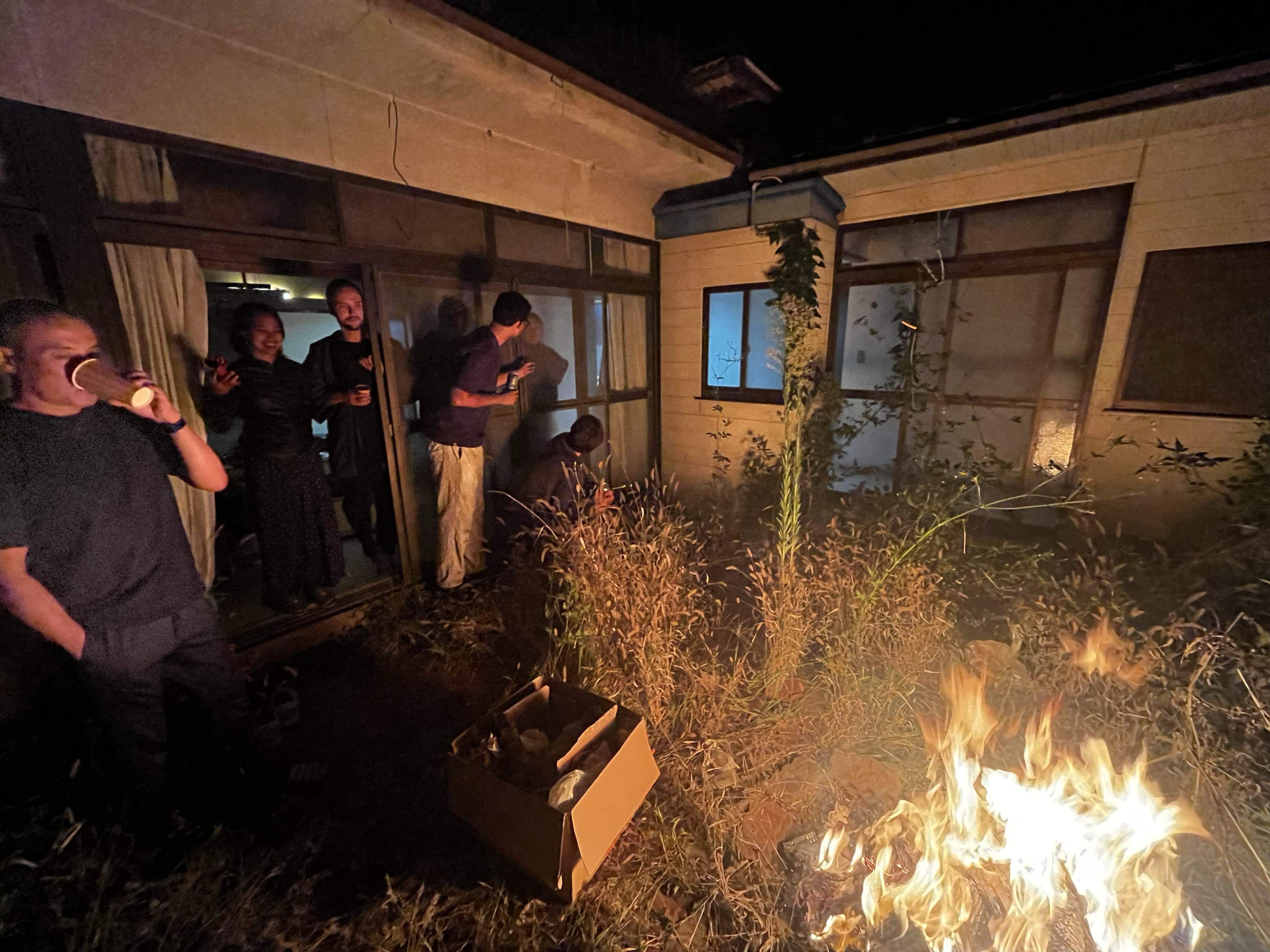 案：夕暮れの温泉の湯気、水風呂、サウナの循環